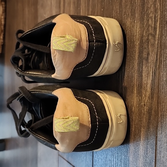 Velez black size 8 excellent used condition sneaker - Picture 2 of 6